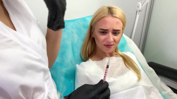 Aumento dos lábios na Clínica de Cosmetologia. Mulher bonita recebendo injeção de beleza para lábios — Vídeo de Stock