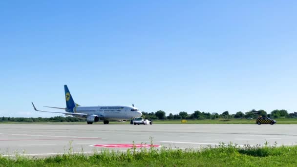 Lviv, Ukrayna - Ağustos 2019 : Ukrayna Uluslararası Havayolları Boeing 737, Danylo Halytsky Uluslararası Havaalanı Lviv'den kalkıyor. — Stok video