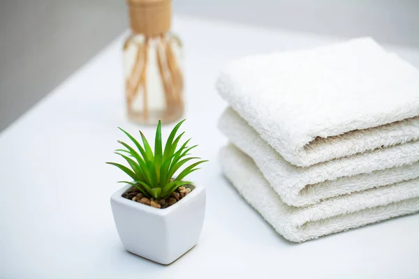 Toallas blancas sobre mesa blanca con espacio de copia en el fondo de la sala de baño — Foto de Stock