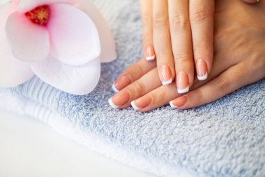 Çivilerin umurunda. Güzel kadınlar manikürlü manikürlü manikürlü, güzellik salonunda.
