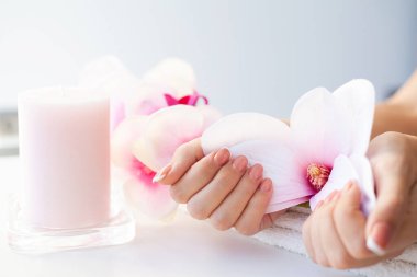 Çivilerin umurunda. Güzel kadınlar manikürlü manikürlü manikürlü, güzellik salonunda.