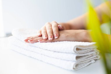 Çivilerin umurunda. Güzel kadınlar manikürlü manikürlü manikürlü, güzellik salonunda.