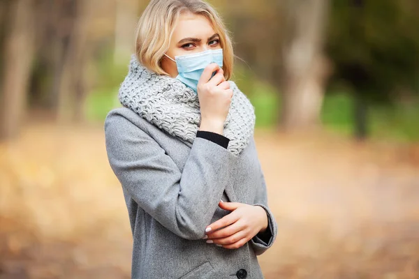 Perempuan potret bersin di luar ruangan karena dingin dan flu — Stok Foto