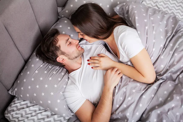 Couple aimant se détendre dans le lit à la maison — Photo