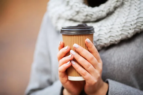 Coffee to go. Young woman with coffee in the autumn park — Stock Photo, Image