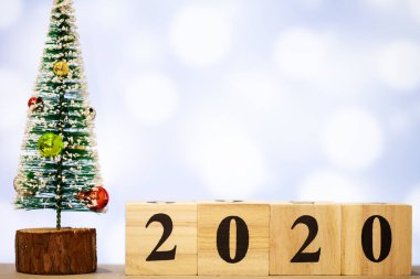Mavi arkaplan üzerine yazılmış metin için Noel dekorasyonu ve boşluk