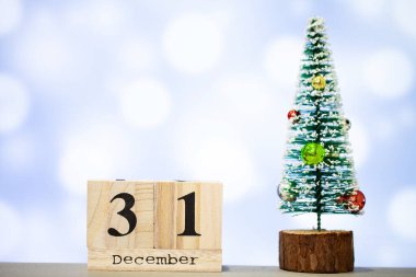 Mavi arka planda 31 Aralık ve Noel süslemesi