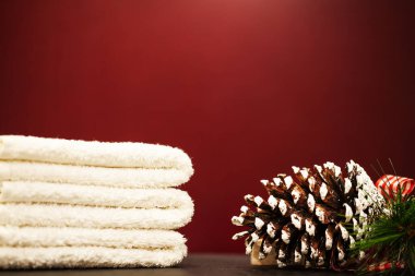 Kırmızı arka planda Noel süslemeleri ve spa havluları