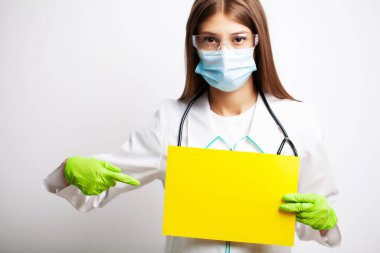 Tıp konsepti, doktor boş kâğıt formunu metin için yer ile tutuyor