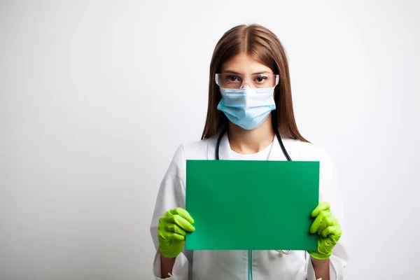 Conceito de medicina, médico segurando formulário vazio em papel com lugar para texto — Fotografia de Stock