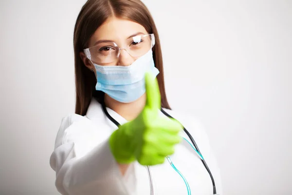 의학 개념, 클리닉에 있는 여성 의사는 개인 보호 장비를 착용 한다 — 스톡 사진