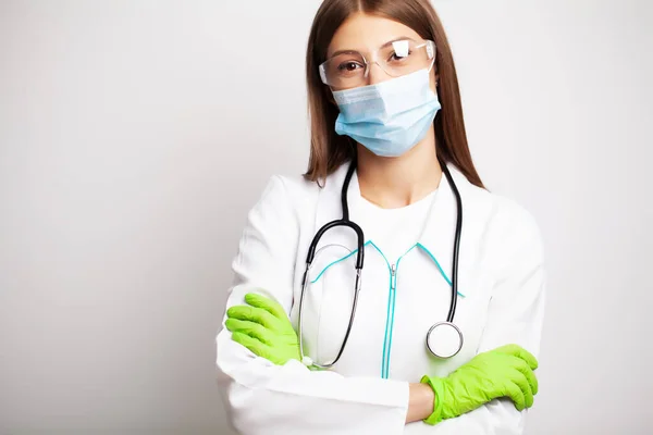 Conceito de medicina, médico feminino na clínica usa equipamentos de proteção individual — Fotografia de Stock