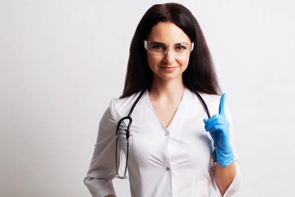 Retrato de um médico com óculos e um vestido médico branco olhando para a câmera — Fotografia de Stock