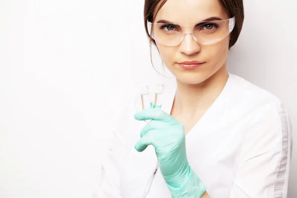 Médica em laboratório segurando tubos de ensaio com vacina antiviral experimental — Fotografia de Stock