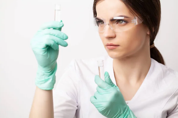 Médica em laboratório segurando tubos de ensaio com vacina antiviral experimental — Fotografia de Stock