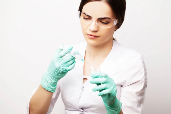 Médica em laboratório segurando tubos de ensaio com vacina antiviral experimental — Fotografia de Stock