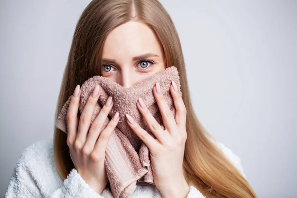 Hati-hati, wanita cantik menyeka wajahnya dengan handuk setelah mandi — Stok Foto