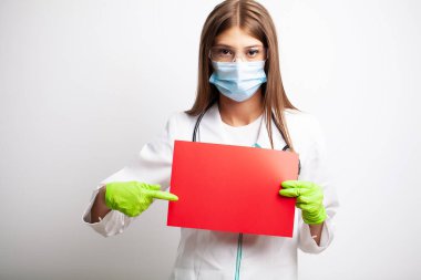 Metin için boş bir form tutan kadın doktor