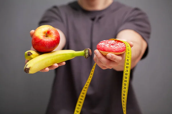 En man håller mat med ett högt proteininnehåll för rätt kost — Stockfoto