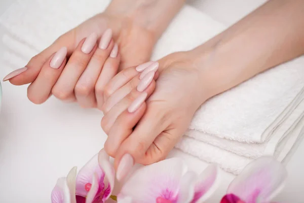 Femme démontre une manucure fraîche faite par un studio de beauté — Photo