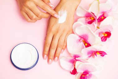 Güzel kadın elleri ve taze Fransız manikürü.