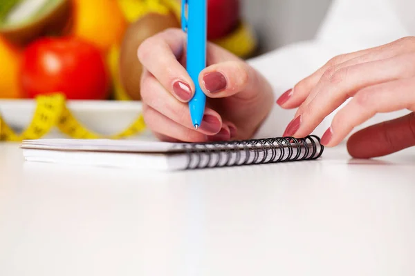 Conceito de dieta, nutricionista faz um plano de nutrição adequada — Fotografia de Stock