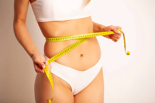 Концепція дієти, струнка жінка з мірною стрічкою — стокове фото