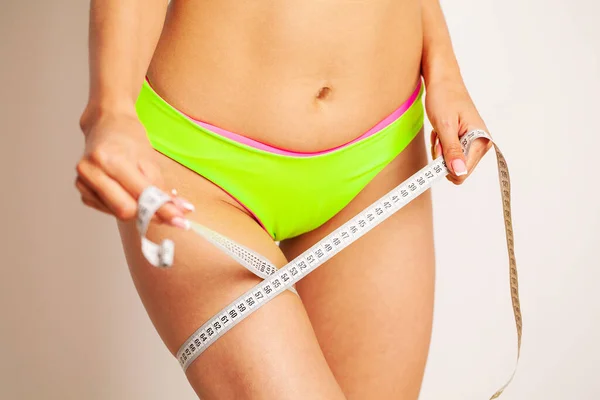 Concepto de dieta, mujer con cinta métrica amarilla — Foto de Stock