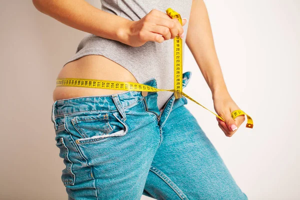 Concepto de dieta, mujer delgada con cinta métrica — Foto de Stock