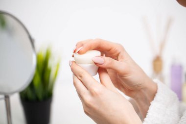 Bir kadın için nemlendirici krem cilt bakımı