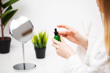 Bir kadın için nemlendirici krem cilt bakımı