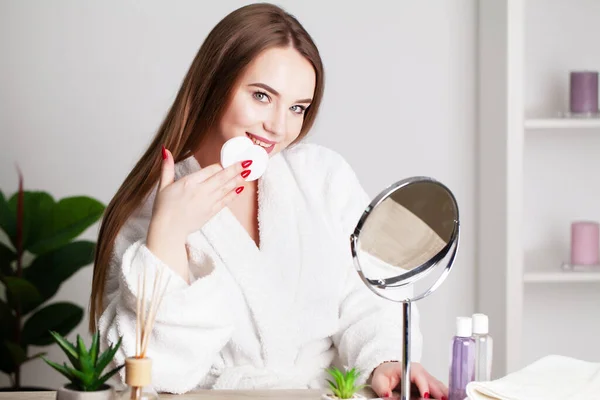 Schöne Mädchen mit gesunder Haut macht Make-up — Stockfoto
