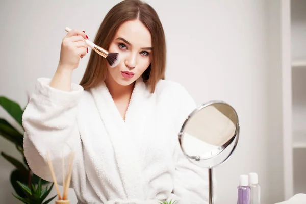 Schöne Mädchen mit gesunder Haut macht Make-up — Stockfoto