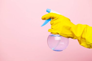 Temizlik için sarı eldiven verin.