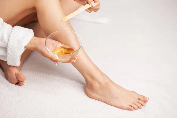 Pielęgnacja skóry, kobieta stosuje wosk do nogi, aby usunąć włosy — Zdjęcie stockowe
