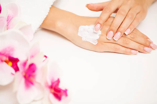 Mujer aplica crema hidratante para el cuidado de la piel de las manos —  Fotos de Stock