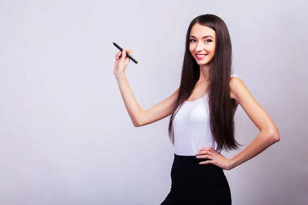 Zakelijke Vrouw tekent iets met een pen op virtueel scherm met kopieerruimte voor tekst — Stockfoto