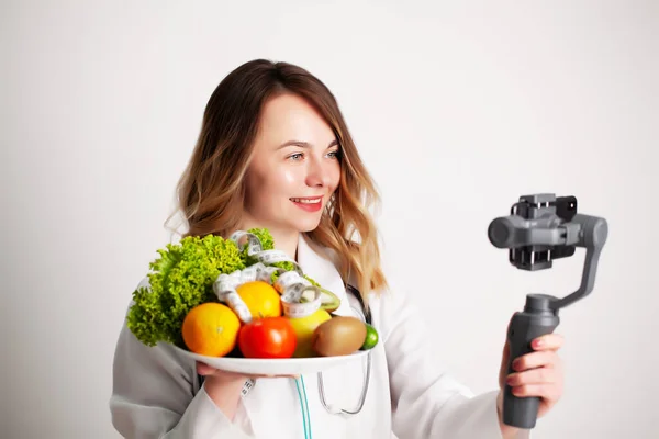 Un joven dietista en una sala de consulta escribe un blog sobre la pérdida de peso y la alimentación saludable — Foto de Stock