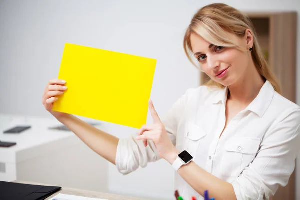 Koncepcja biznesowa, kobieta trzymająca pusty arkusz papieru z miejscem na tekst w miejscu pracy — Zdjęcie stockowe