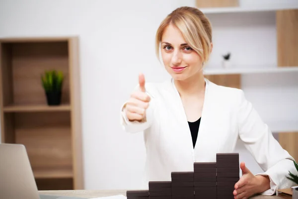 Bedrijfsconcept, vrouw bouwt een bedrijfsontwikkelingsstrategie van houten kubus — Stockfoto