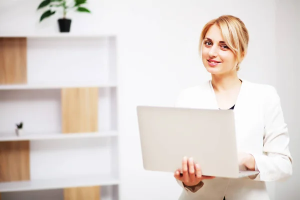 Ung kvinnlig affärskvinna som arbetar på sitt kontor på laptop — Stockfoto