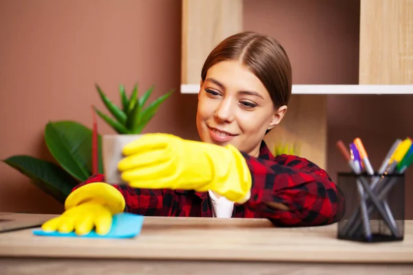 Werknemer van een schoonmaakbedrijf in overall en gele handschoenen reinigt het kantoor — Stockfoto