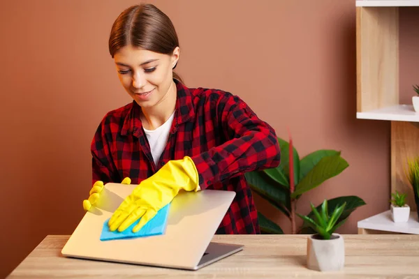 Werknemer van een schoonmaakbedrijf in overall en gele handschoenen reinigt het kantoor — Stockfoto