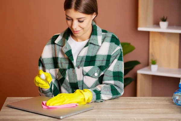 Tulumlu ve sarı eldivenli bir temizlik şirketinin çalışanı ofisi temizliyor. — Stok fotoğraf