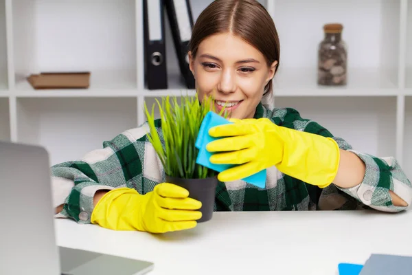 An employee of the cleaning company fulfills orders for office cleaning — Stock Photo, Image