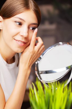 Görüş için kontak lensler. Genç kadın kontakt lens takıyor.