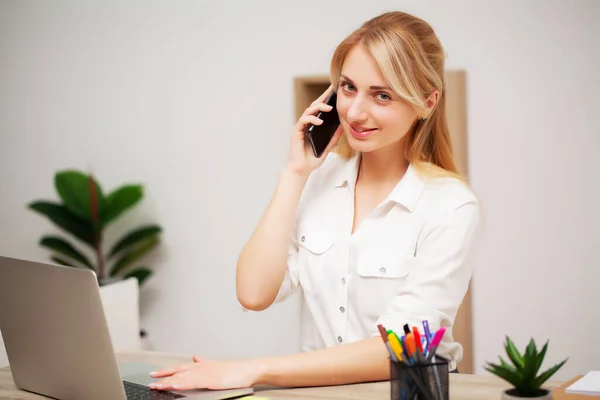 Affärskvinna pratar i telefon på sitt kontor — Stockfoto