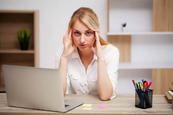 Zmęczona bizneswoman pracująca z dokumentami w biurze przy biurku — Zdjęcie stockowe