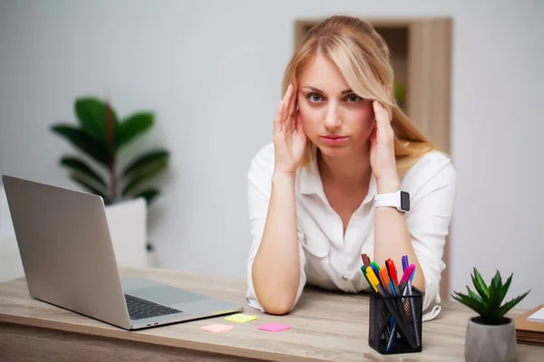 Müde Geschäftsfrau arbeitet im Büro am Schreibtisch mit Dokumenten — Stockfoto