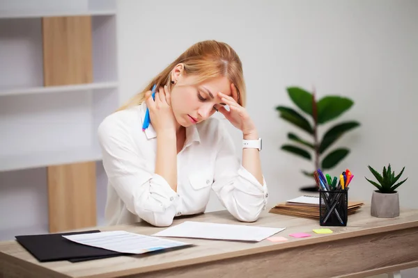 Femme d'affaires fatiguée travaillant avec des documents dans le bureau au bureau — Photo